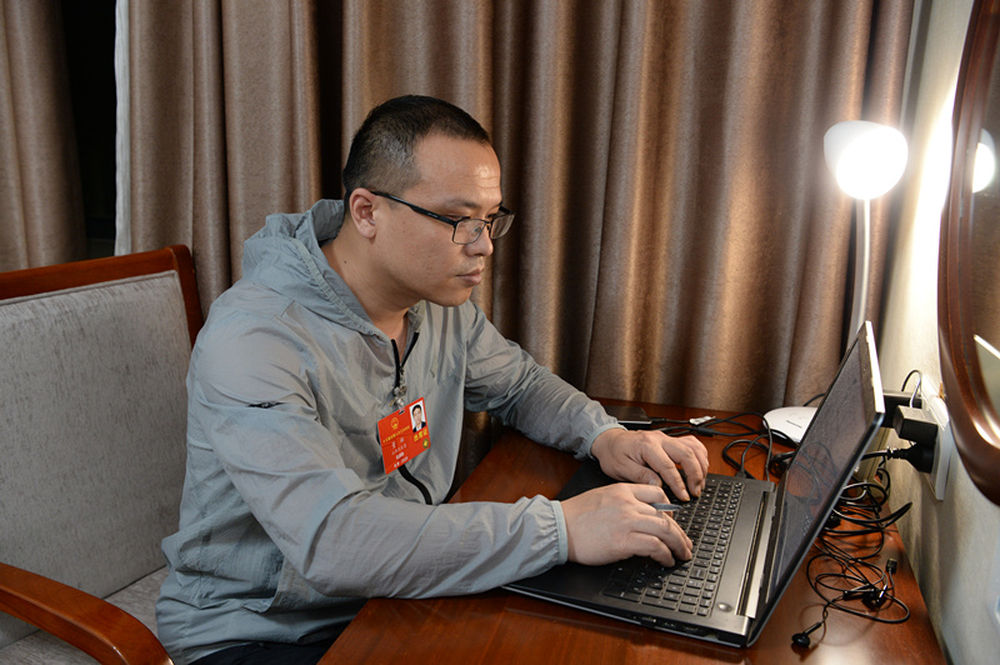 5月21日，全國人大代表董林在山西代表團(tuán)駐地工作。新華社發(fā)（李聯(lián)軍　攝）