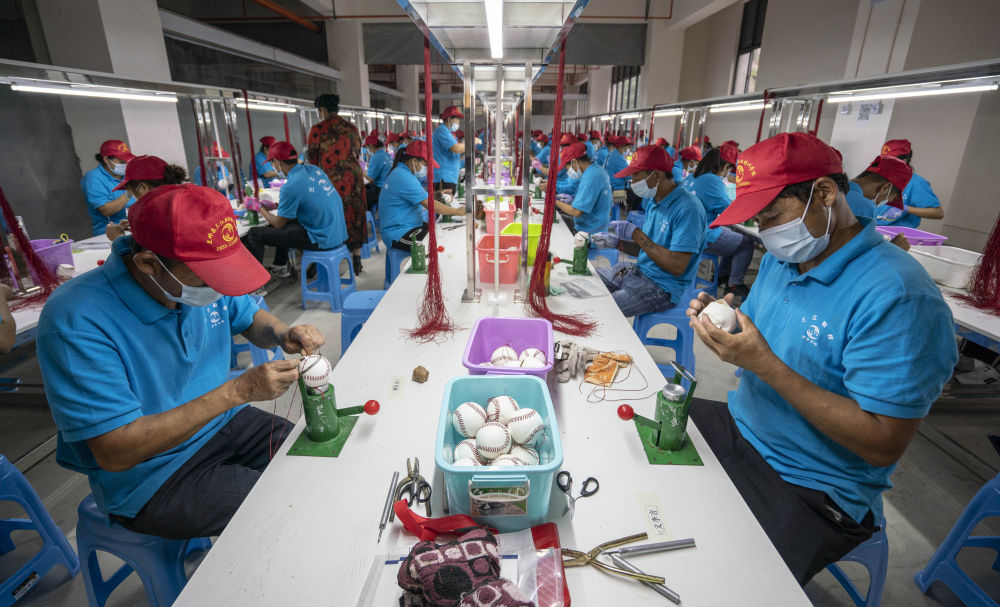 5月14日，云南省怒江傈僳族自治州怒江新城城墻壩易地扶貧安置點(diǎn)棒球工廠的工人在制作棒球。新華社記者　江文耀　攝